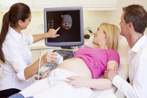 Eine Schwangere beim Ultraschall