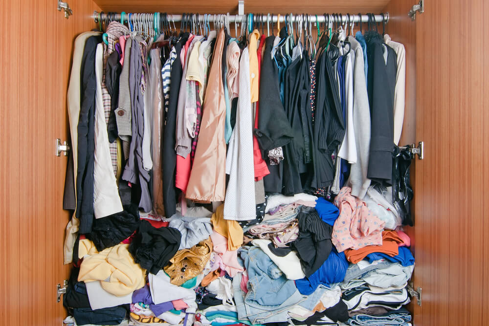 7 ideas para guardar tu ropa cuando no tienes un armario