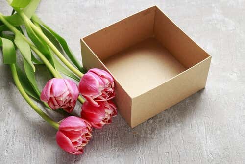 Você pode fazer centros de mesa com papelão e flores