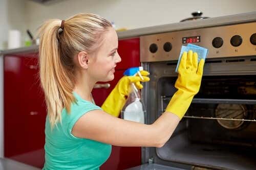 En kvinne som vasker ovnen