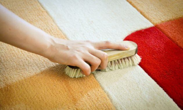 Existen diferentes trucos para eliminar las manchas difíciles de las alfombras.