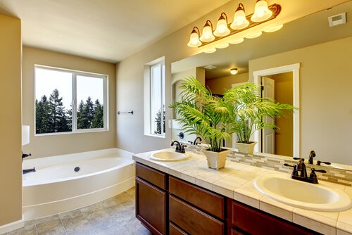 Existen diferentes ideas para modernizar el baño de la casa de manera económica y fácil.