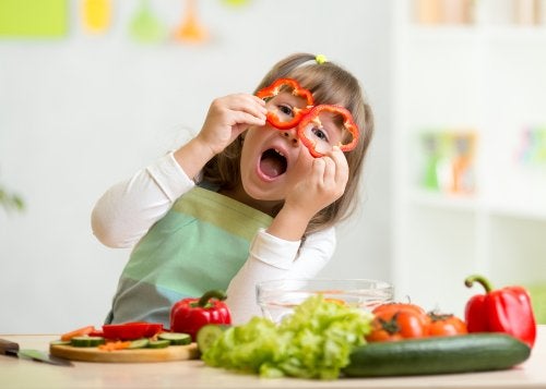 Die Ernährung eines Kindes - Mädchen mit Gemüse