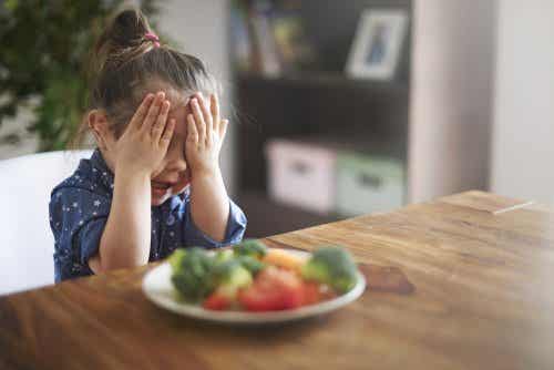Pige nægter at spise som eksempel på, hvordan et barns kost ændrer sig