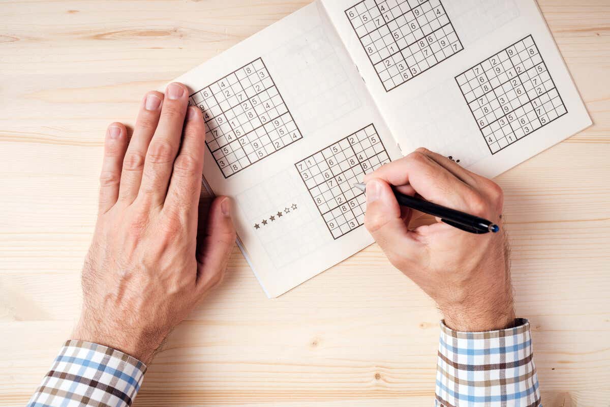 Homem sênior fazendo sudoku
