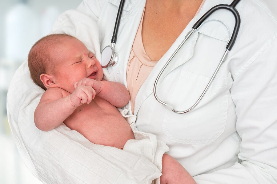 Bebé en el pediatra por posible botulismo