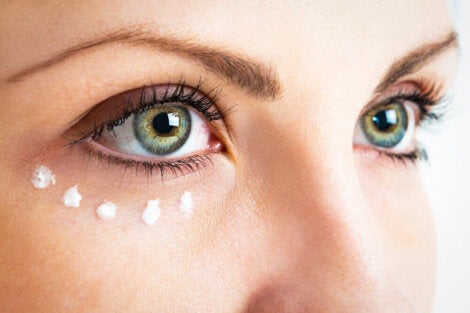 Crema antiarrugas casera para el contorno de ojos