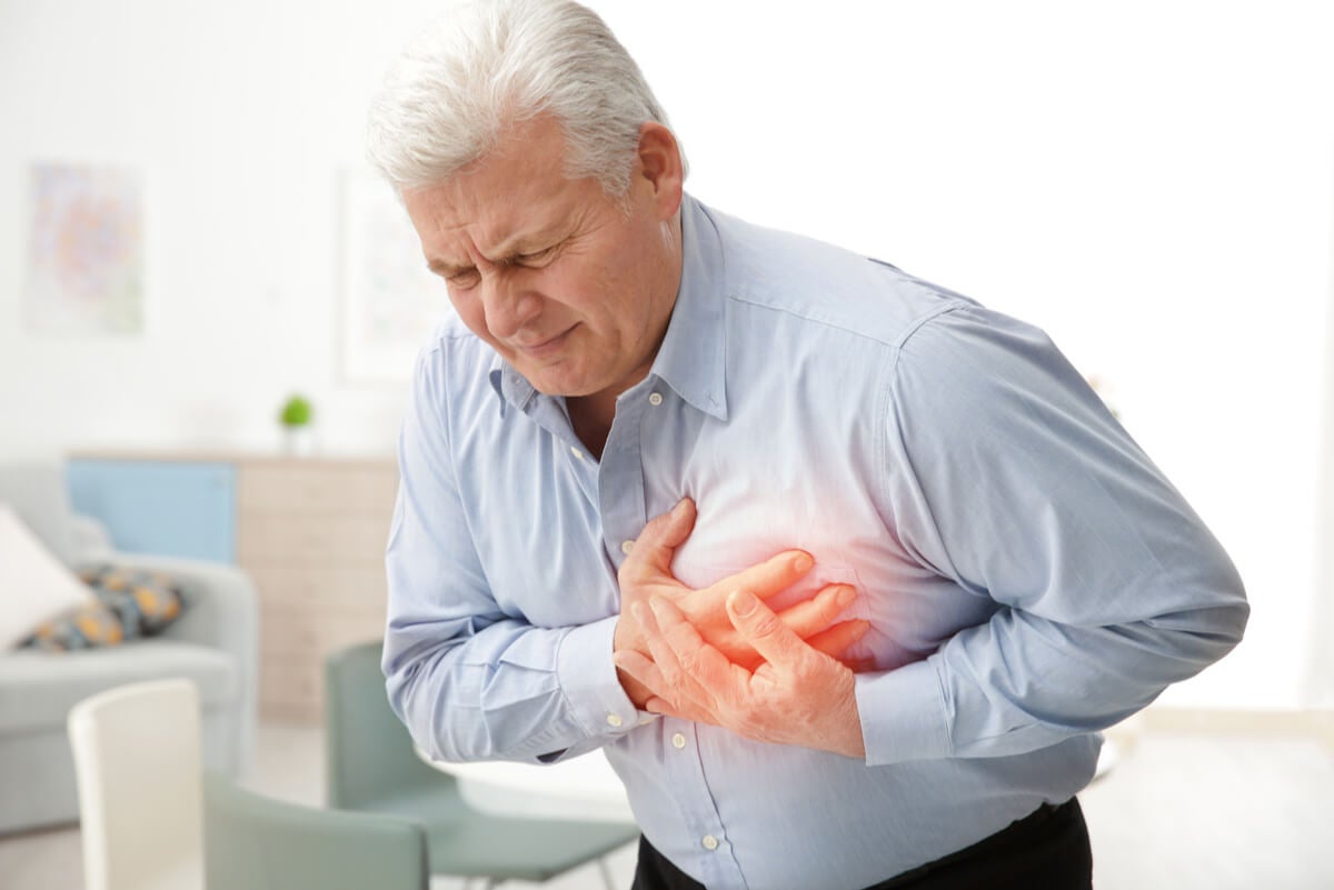 Hombre con infarto de miocardio